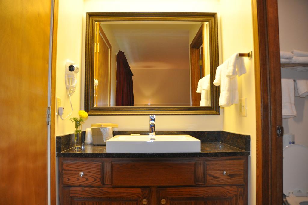 Shepherd Mountain Inn & Suites Pilot Knob الغرفة الصورة